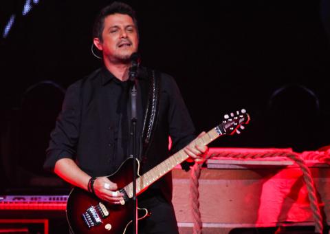 Em turnê mundial, Alejandro Sanz se apresenta em SP